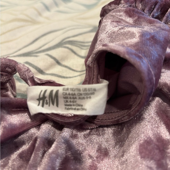 H & M lavender velour dress with elastic sleeves. Size 4/6. - Picture 3 of 5